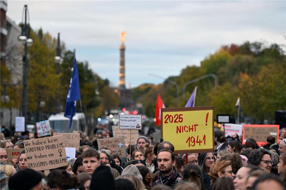 „Wir sind die Töchter“ - Tausende protestieren vor CDU Laut Berliner Polizei nahmen rund 2.000 Menschen an der Kundgebung teil - die Veranstalter sprachen von 7.500 Teilnehmern.Lilli Förter/dpa