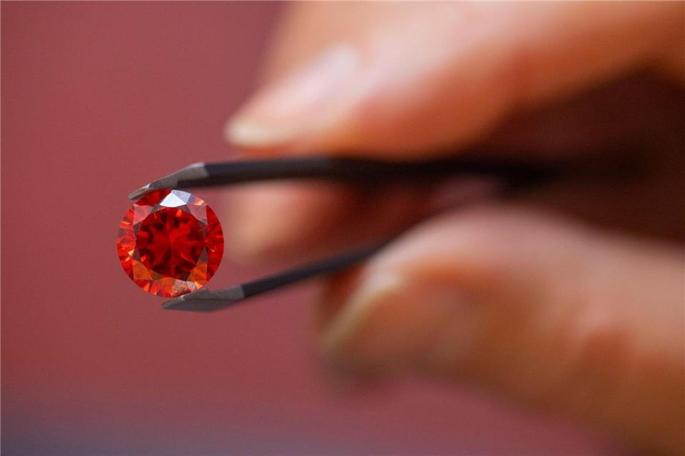 Über den Tod hinaus: Wenn aus Asche ein Gedenkdiamant wird Laut Bestatterverband geht es vor allem darum, den Verstorbenen näher bei sich zu behalten. (Archivbild)Harald Tittel/dpa