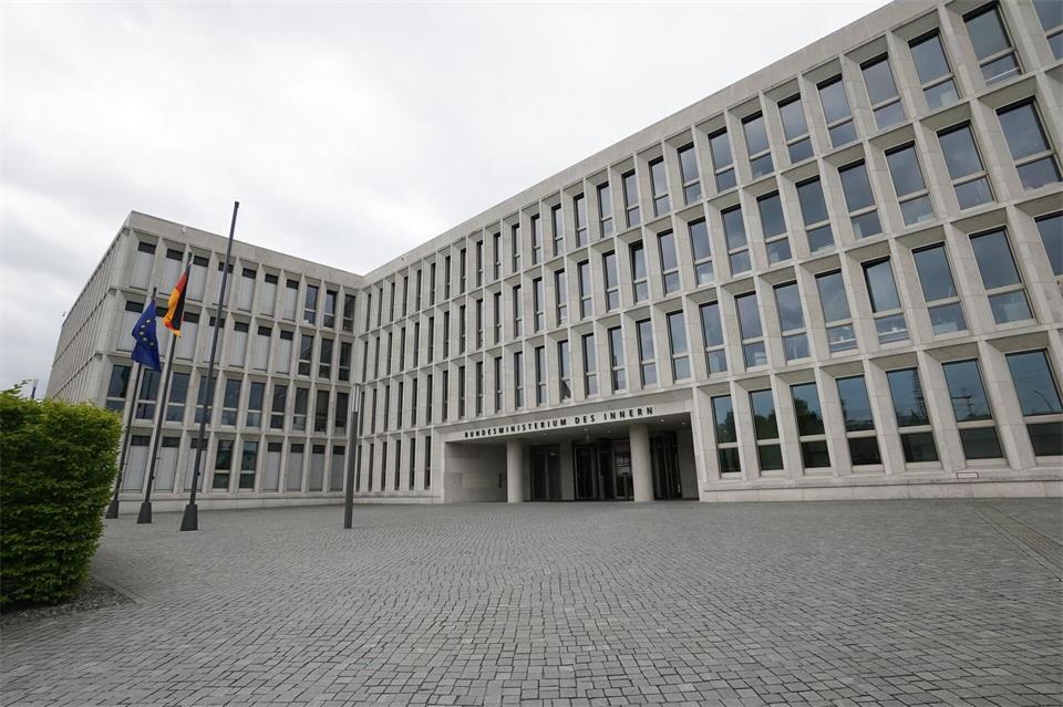 Laut Bundesinnenministerium betonen die bisher bekanntgewordenen Aufrufe den friedlichen Charakter der Proteste. (Symbolbild) Jörg Carstensen/dpa