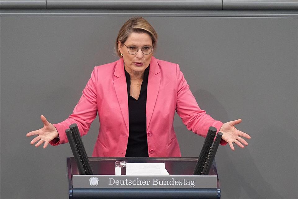 Land schützt Frauen mit Fußfessel – Erfahrungen seit Januar Laut Bundesjustizministerin Stefanie Hubig (SPD) wird in Deutschland fast jeden zweiten Tag eine Frau von ihrem Partner oder Ex-Partner getötet. (Archivbild)Michael Kappeler/dpa