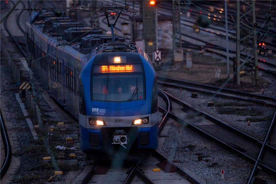 Regionalzug fährt in München gegen umgestürzten Baum Laut Bundespolizei handelte es sich um einen Regionalzug der Bayerischen Regiobahn. (Archivbild)Peter Kneffel/dpa