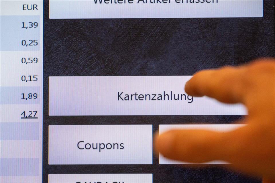 Laut Commerzbank wird bargeldloses Zahlen in Hamburg zunehmend beliebter. (Illustration) Leonie Asendorpf/dpa