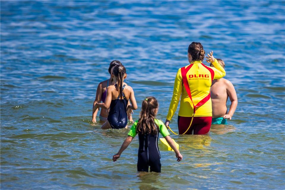 Laut DLRG wollen sich viele Kinder nach dem Schwimmenlernen auch mit Rettungsschwimmen beschäftigen. (Archivbild)Jens Büttner/dpa-Zentralbild/dpa