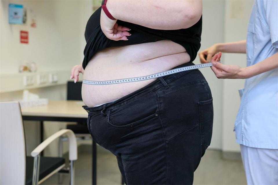 Laut Daten des Statistischen Bundesamtes von 2025 sind in Deutschland 17,9 Prozent der Erwachsenen adipös. (Symbolbild)Jan Woitas/dpa