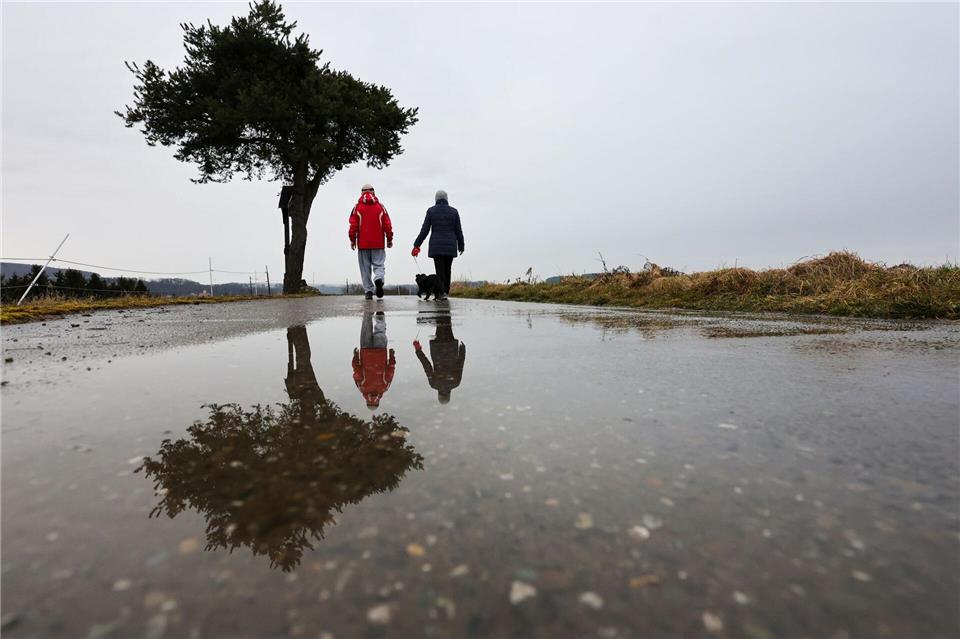 Laut Deutschem Wetterdienst (DWD) könnte es am Nachmittag im Schwarzwald und auf der Alb stark regnen. (Archivbild)Thomas Warnack/dpa