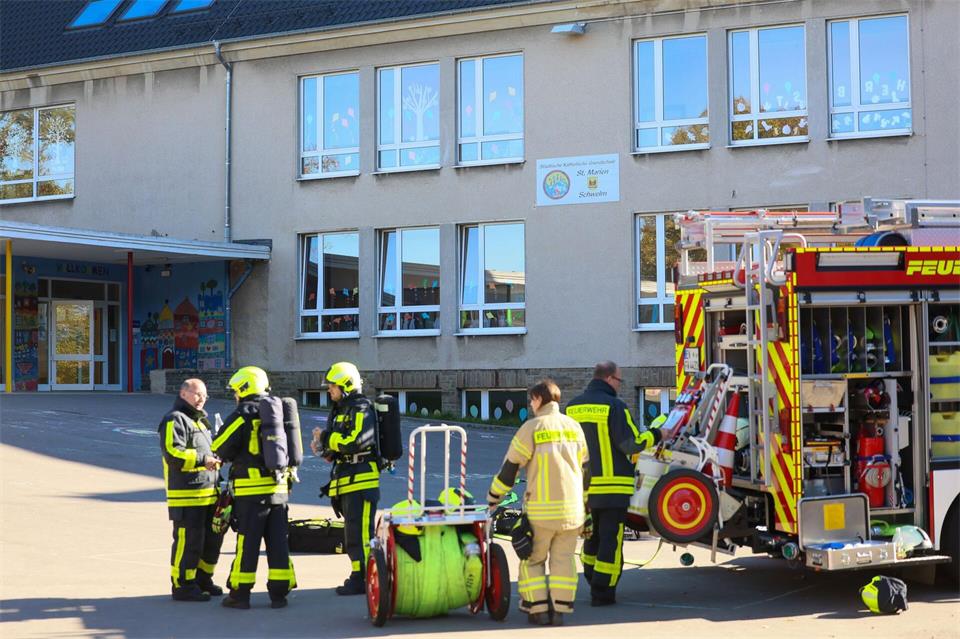 Laut Feuerwehr klagte zunächst eine Lehrkraft über Kreislaufprobleme und Übelkeit, später meldeten sich etwa zehn Schülerinnen und Schüler mit ähnlichen Beschwerden.Tim Oelbermann/dpa
