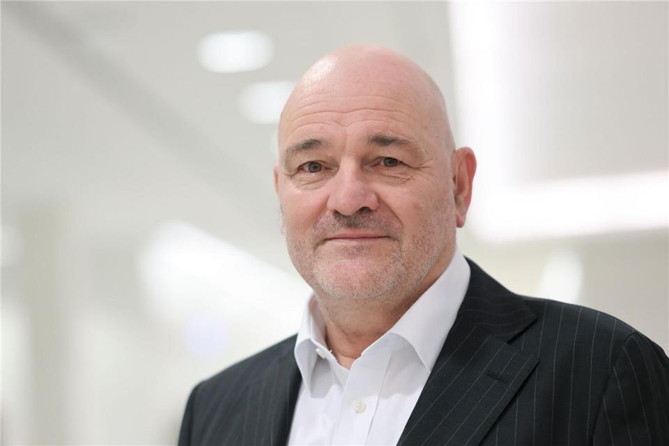 Laut Finanzminister Robert Crumbach müssen die Ausgaben in den kommenden beiden Jahren reduziert werden. (Archivbild)Jens Kalaene/dpa