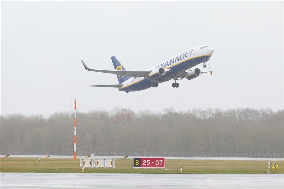 Ryanair fliegt nach zehn Jahren wieder ab Lübeck Laut Flughafen-Homepage startete der erste Ryanair-Flieger seit zehn Jahren mit einer rund eineinhalbstündigen Verspätung.Georg Wendt/dpa