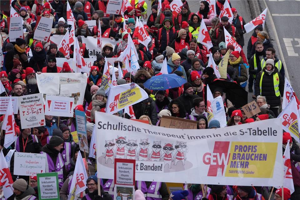 Laut GEW gingen in Hamburg rund 2.500 Beschäftigte auf die Straße.Marcus Brandt/dpa