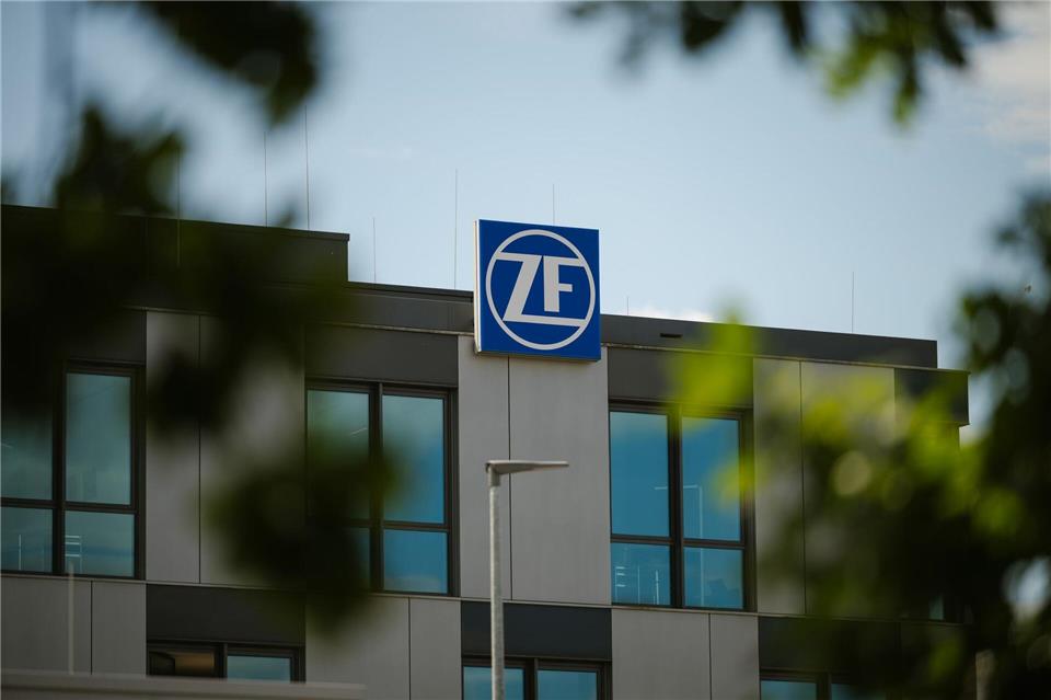 Laut IG Metall werden bei ZF Saarbrücken weniger Arbeitsplätze wegfallen (Archivbild)Oliver Dietze/dpa