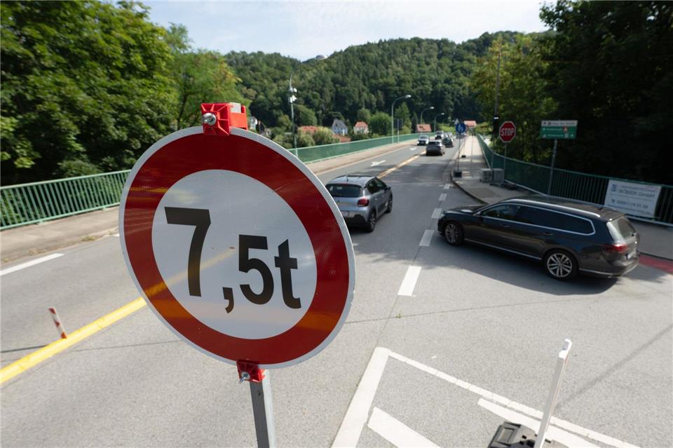 Zustand der Elbbrücke in Bad Schandau besser als angenommen Laut Infrastrukturministerin Regina Kraushaar (CDU) hat die Brücke Reserven über die bisherige Gewichtsbeschränkung hinaus. (Archivbild)Sebastian Kahnert/dpa