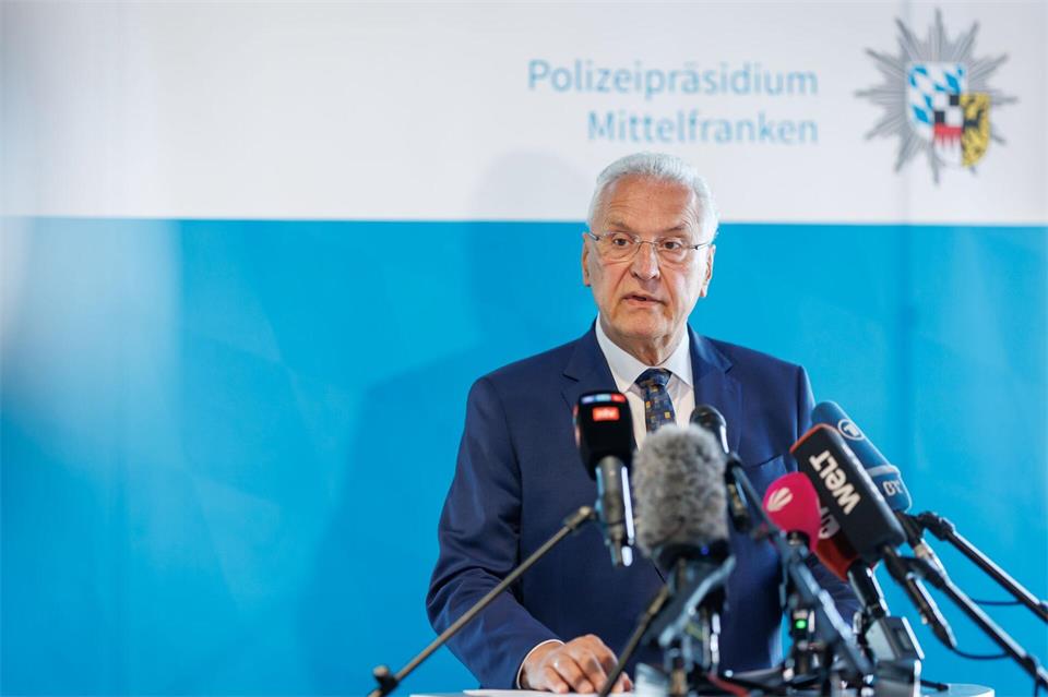 Laut Innenminister Joachim Herrmann starten zum 1. September mehr als 610 neue Einsatzkräfte bei der bayerischen Polizei. (Archivbild)Daniel Karmann/dpa