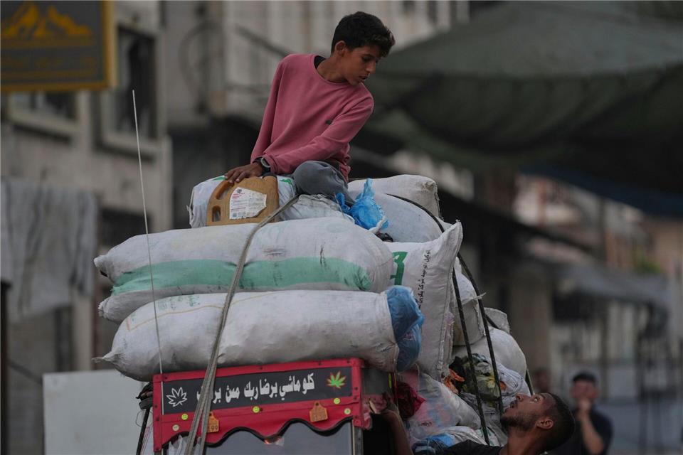 Laut Israels Armee laufen die Vorbereitungen für die Umquartierung der Anwohner der Stadt Gaza in den Süden des Gazastreifens. Jehad Alshrafi/AP/dpa