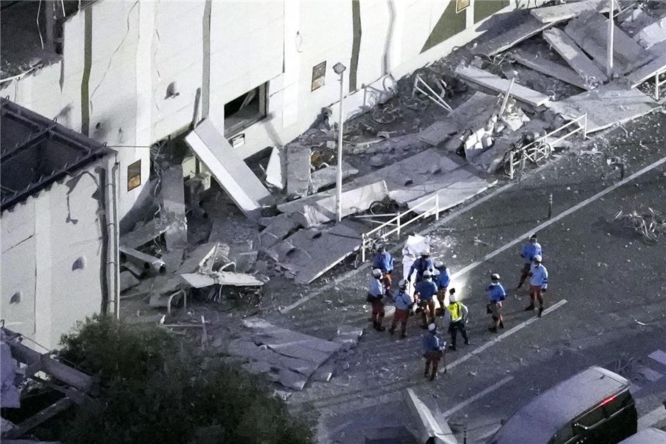 Laut Japans Regierung kamen mindestens 13 Menschen infolge des Bebens ums Leben. -/kyodo/dpa