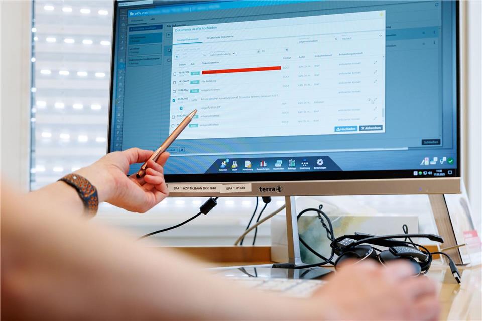 Laut Kassenärztlicher Vereinigung nutzen mittlerweile 95 Prozent von Sachsens Praxen die elektronische Patientenakte. (Symbolbild)Daniel Karmann/dpa
