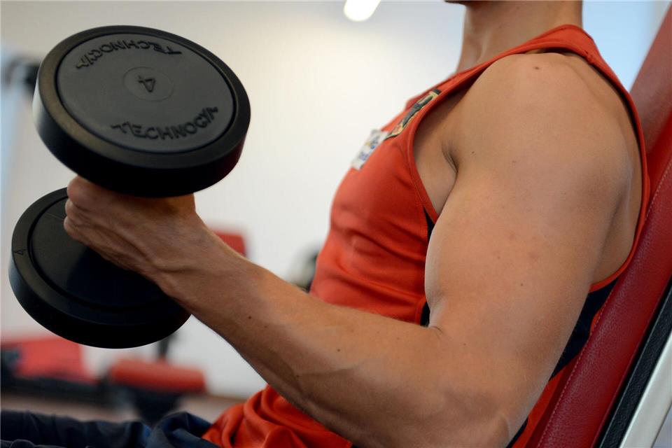 Laut Männlichkeitsforscher Boris von Heesen ist eine der besonders hartnäckigen Erzählungen zum Thema Männlichkeit, dass Männer körperlich unzerstörbar sein müssen. (Symbolbild)Britta Pedersen/dpa