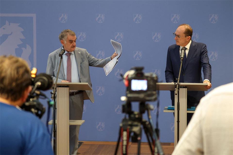 Laut NRW-Innenminister Herbert Reul gibt es Entwicklungen bei der Suche nach dem Sabotage-Verdächtigen. Christoph Reichwein/dpa