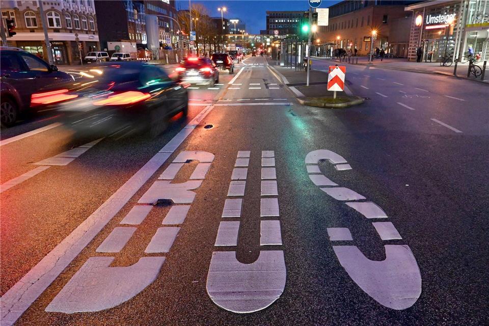 Laut Omnibus Verband Nord nutzen immer wieder auch E-Roller, E-Bikes und Fahrräder die Busspuren in Schleswig-Holstein. (Symbolbild)Carsten Rehder/dpa