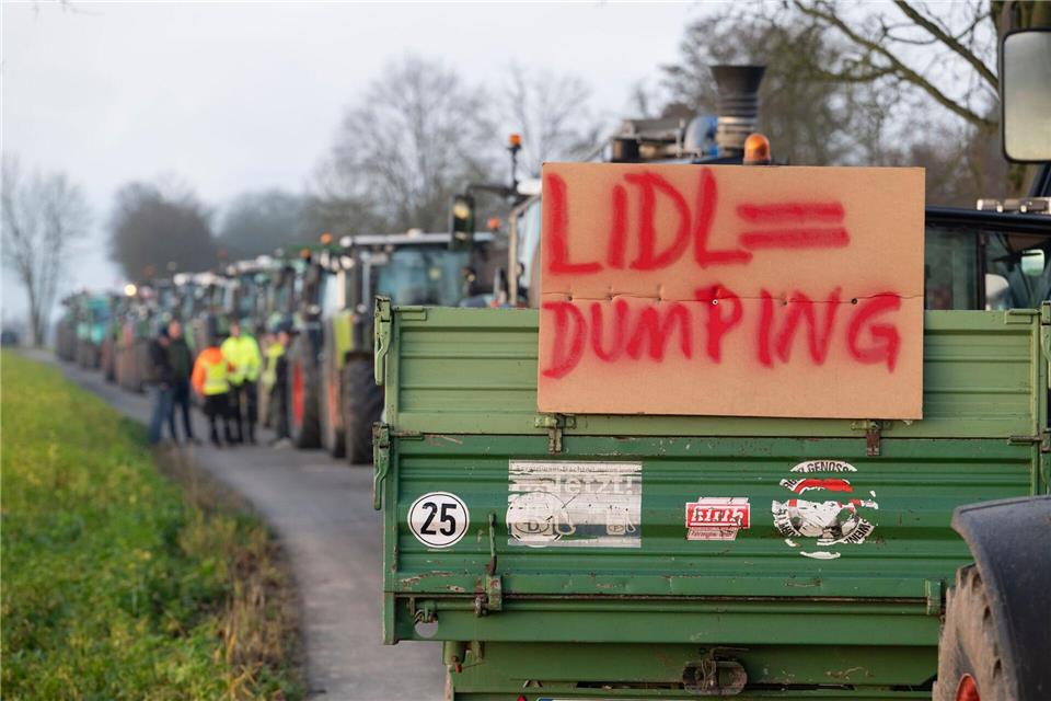 Laut Polizei demonstrierten Landwirte mit rund 140 Traktoren. Marijan Murat/dpa