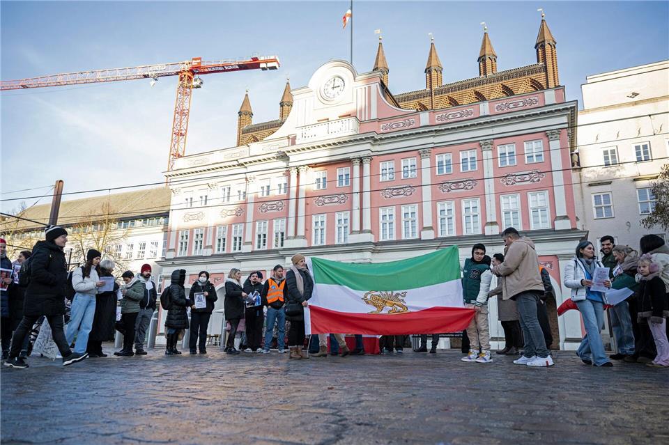 Laut Polizei fand die Demo in Rostock ohne Probleme statt.Philip Dulian/dpa