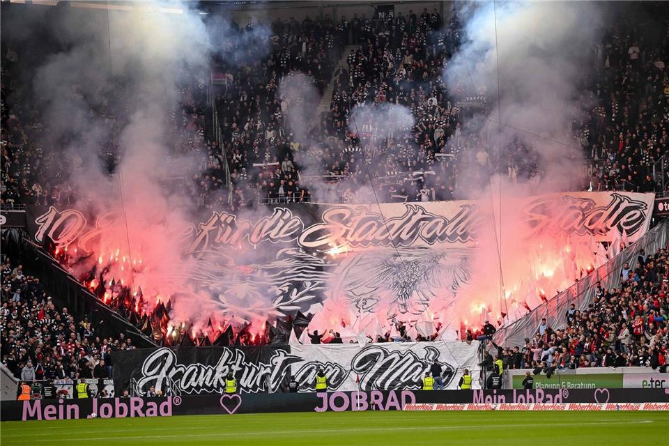 Laut Polizei gibt es einen starken Anstieg bei Verstößen mit Pyrotechnik rings um den Profifußball.Harry Langer/dpa