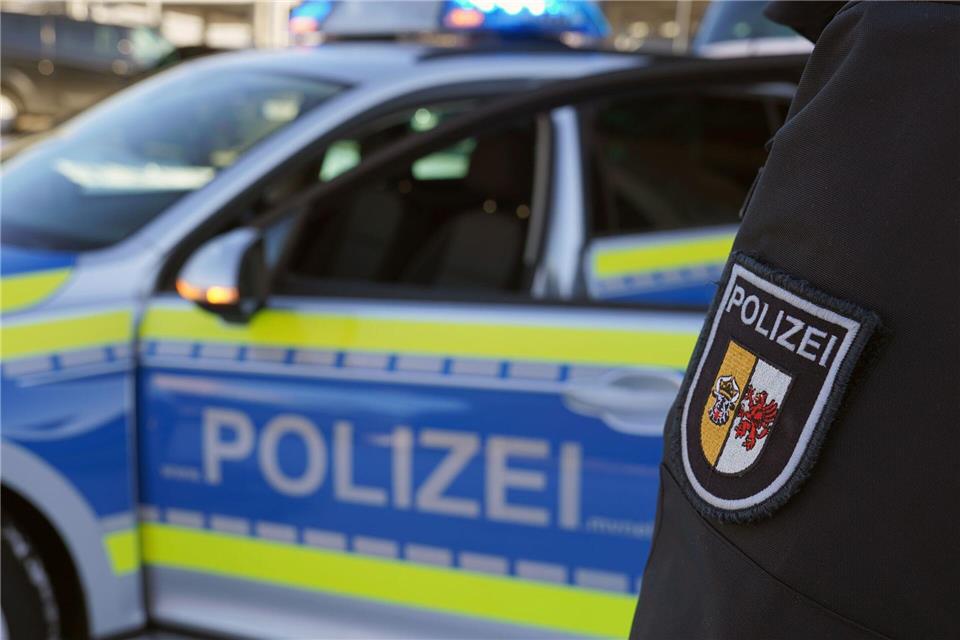 Laut Polizei hat der Mann einen Schaden von rund 3.000 Euro angerichtet. (Symbolbild)Marcus Brandt/dpa