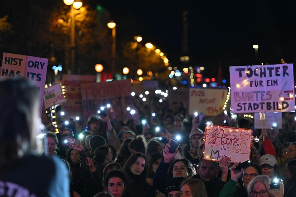 Laut Polizei kamen rund 2.000 Menschen zu einer Demonstration in Berlin. Lilli Förter/dpa