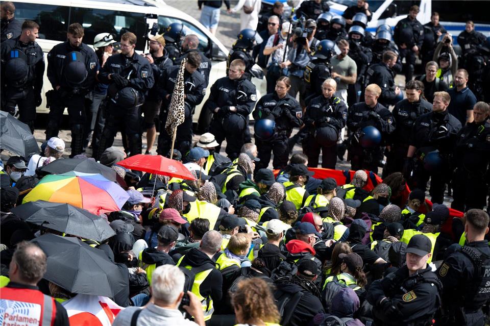 Laut Polizei nahmen knapp 500 Teilnehmer an Gegendemonstrationen teil. Sechs Demos gegen den „Tag der Deutschen Jugend“ waren angemeldet worden.Philip Dulian/dpa