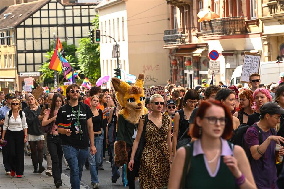 Laut Polizei nahmen rund 5.000 Menschen am CSD in Halle teil. Heiko Rebsch/dpa