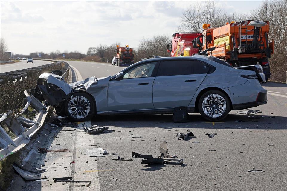 Laut Polizei prallte das Auto mit einem Sicherungswagen der Autobahnmeisterei zusammen. Bernd Wüstneck/dpa