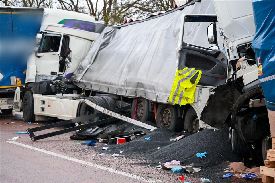 Laut Polizei sind Fahrer schwer verletzt.Sina Schuldt/dpa