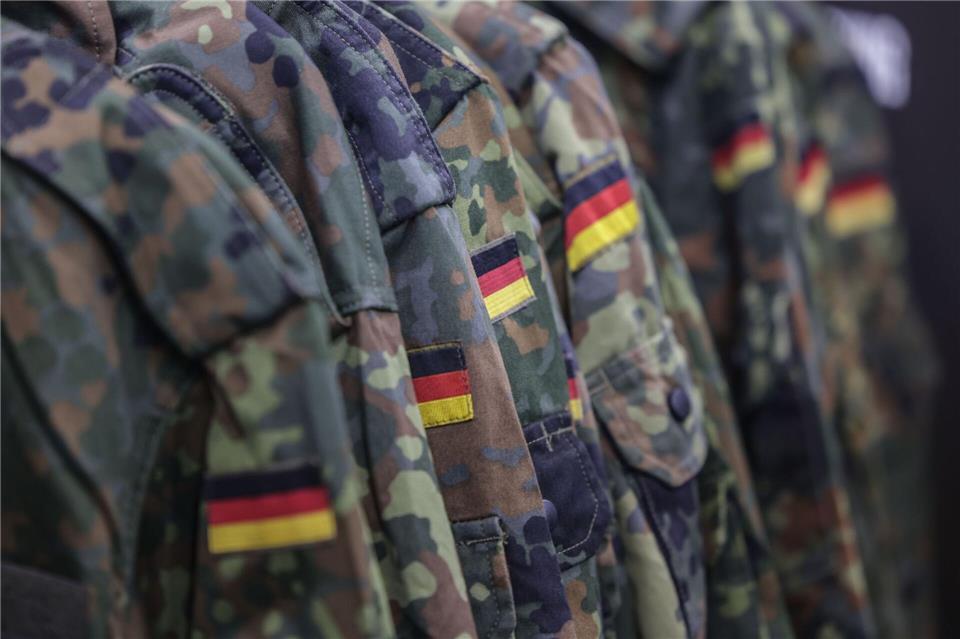 Laut Polizei trug der Bundeswehr-Soldat bei dem Angriff Uniform. (Symbolbild)Oliver Berg/dpa