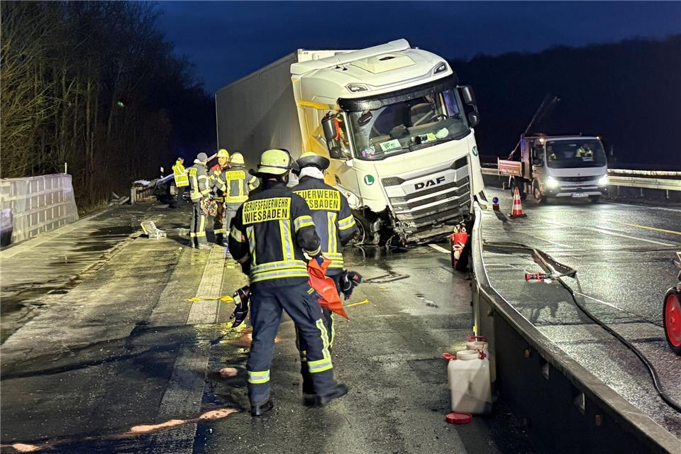 Laut Polizei wurde der Tank des Lkws bei dem Unfall aufgerissen.Mike Seeboth/dpa