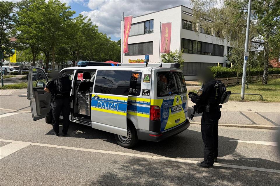 Laut Polizei wurde ein Mensch lebensbedrohlich verletzt.André Baumgarten/Mittelbayerische Zeitung/dpa