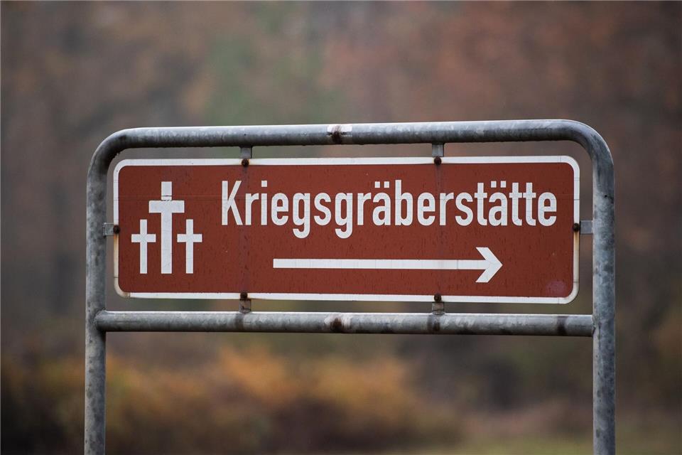 Laut Polizei wurden die Kerzen mutmaßlich am späten Samstagabend auf der Kriegsgräberstätte platziert. (Symbolbild)Soeren Stache/dpa-Zentralbild/ZB