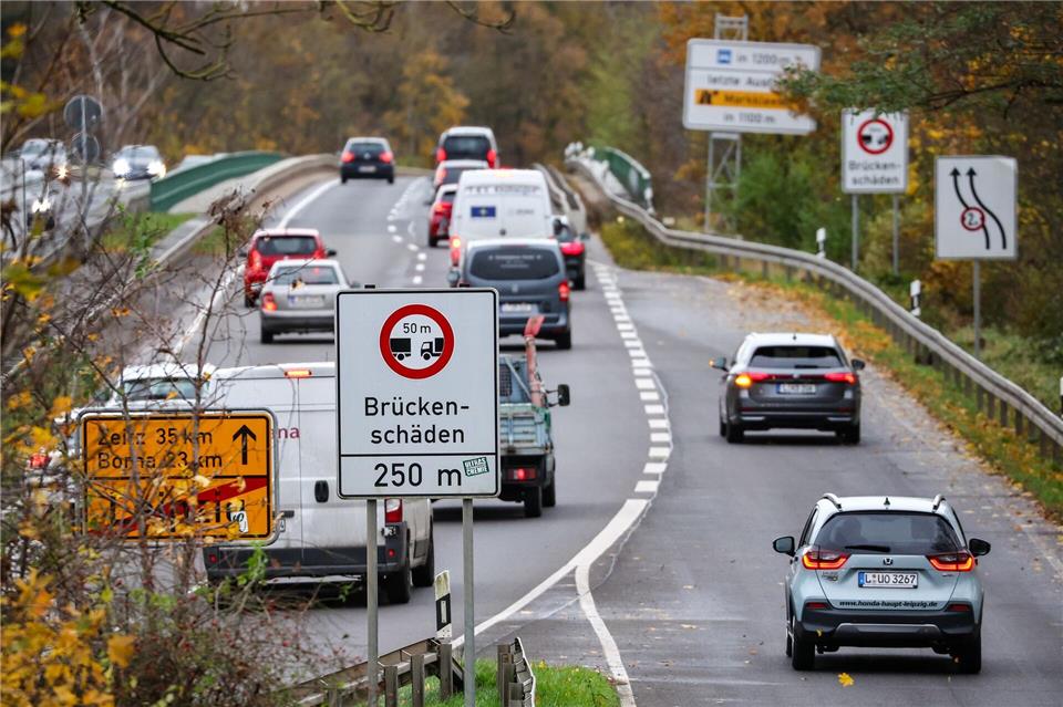 Laut Polizeikontrollen halten sich etliche Autofahrer nicht an die geltenden Beschränkungen auf der maroden Agra-Brücke (Archivbild)Jan Woitas/dpa