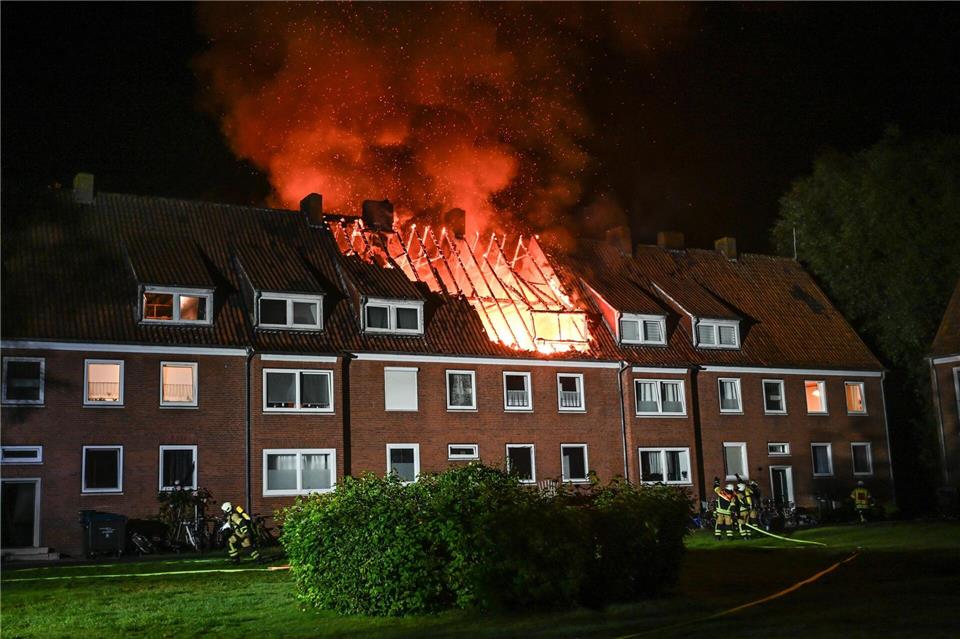 Laut Polizeisprecher wurden rund 80 Menschen aufgrund des Brandes evakuiert.Lars Penning/dpa