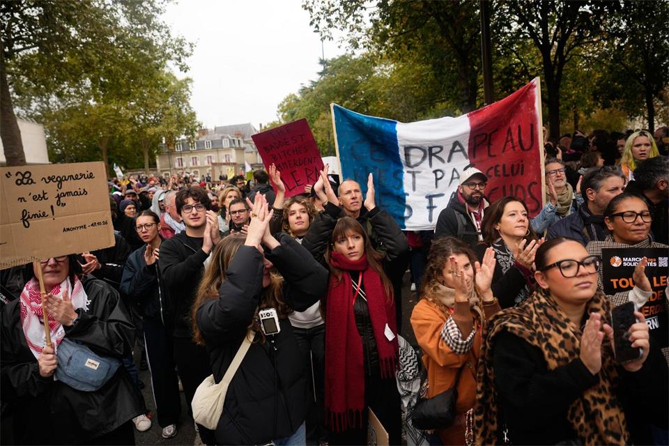 Laut Präfektur waren rund 13.000 Demonstrierende auf den Straßen von Orléans.Teresa Suarez/AP/dpa