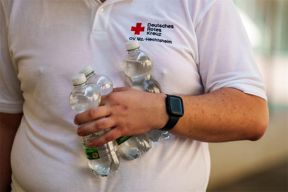 Laut RKI waren es dieses Jahr besonders viele Hitzetote. (Symbolbild)Andreas Arnold/dpa