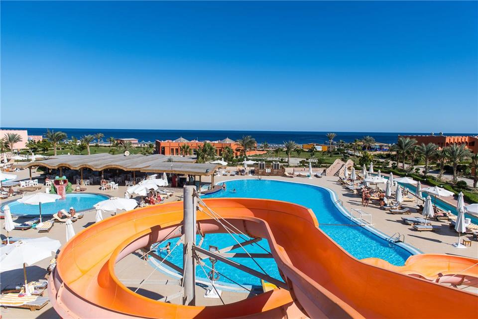 Laut Reiseveranstaltern zunehmend nachgefragt: Hotels mit Wasserrutschenparks. picture alliance / dpa Themendienst