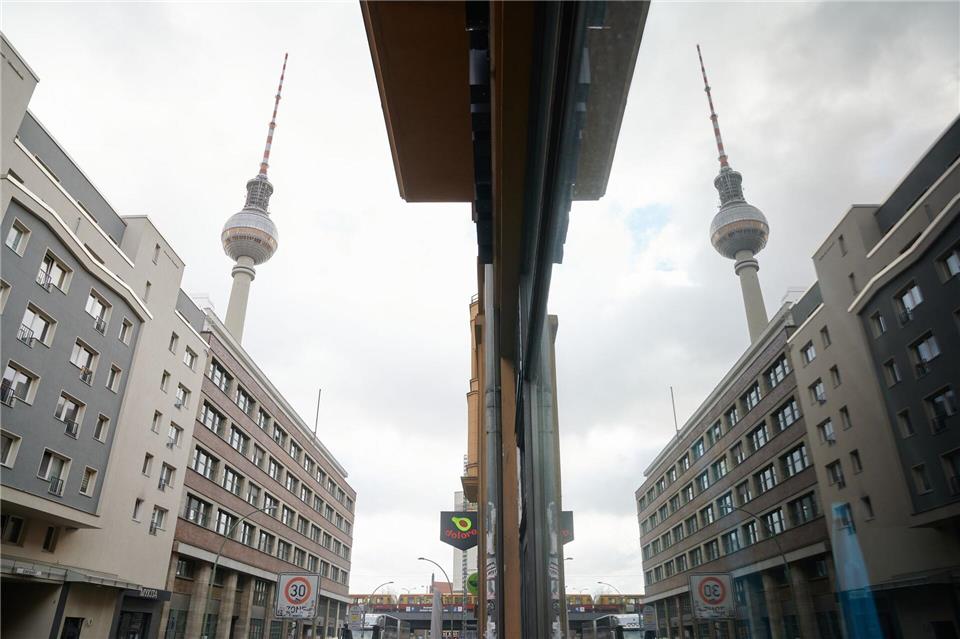 Laut Senat haben es die Betrüger mutmaßlich auf persönliche Daten abgesehen. (Symbolbild)Annette Riedl/dpa