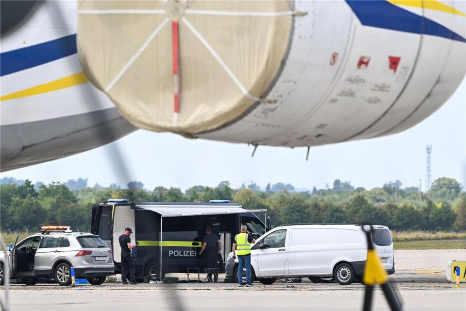 Laut Sicherheitskreisen wurde die Drohne in der Nähe eines ukrainischen Frachtflugzeugs gefunden.Hendrik Schmidt/dpa