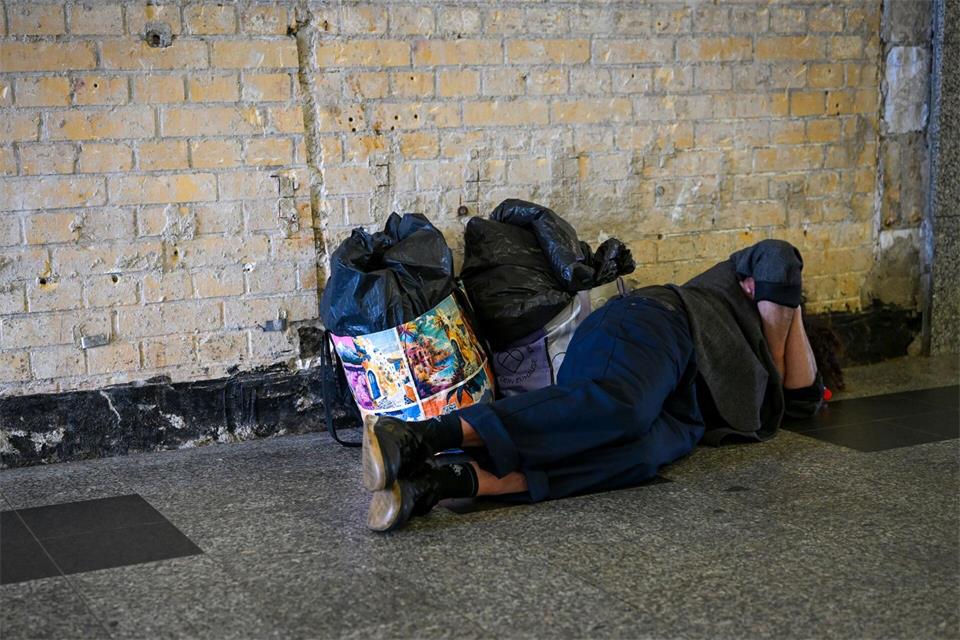 Laut Sozialarbeitern gibt es nicht genügend Unterkünfte für alle. (Symbolbild)Jens Kalaene/dpa