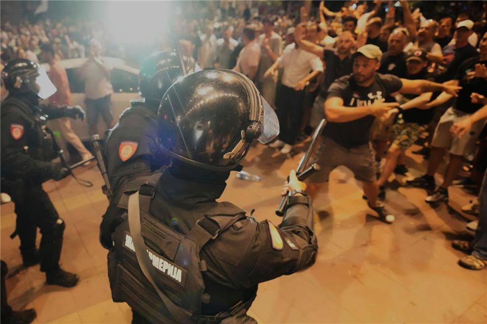 Laut Staatschef Vucic wurden Dutzende Zivilisten und auch mehrere Militärpolizisten verletzt. (Archivbild)Darko Vojinovic/AP/dpa