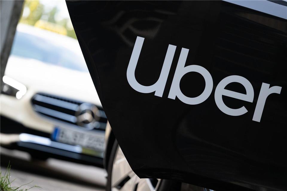 Laut Stadt oft 30 bis 40 Prozent günstiger als klassische Taxis: Mietwagenfahrer, die ihr Angebot über Apps wie Uber anbieten. (Archivbild)Sebastian Gollnow/dpa