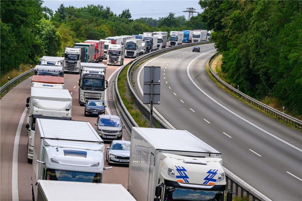 Laut Statistik haben die Grenzkontrollen bislang keine negativen Auswirkungen auf die Handelsbilanz. Doch sie kosten die Unternehmen Zeit und Geld.Patrick Pleul/dpa