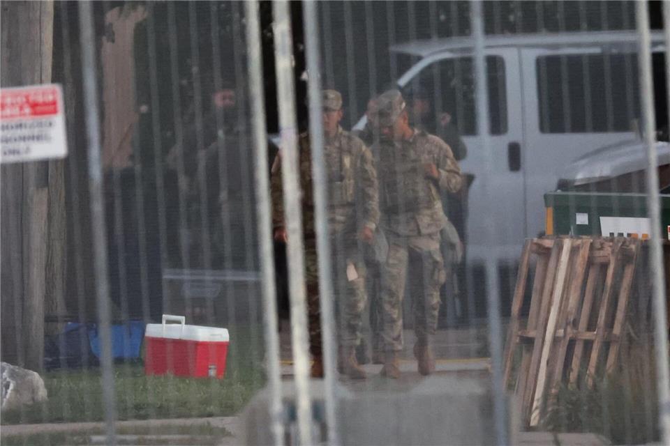 Gericht verbietet vorerst Nationalgarde-Einsatz in Chicago Laut US-Medien waren Nationalgardisten schon im Einsatz.Talia Sprague/AP/dpa