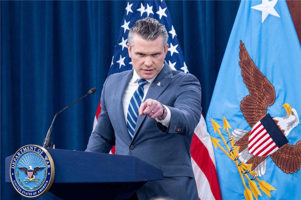 Laut US-Verteidigungsminister Pete Hegseth ist die Waffenruhe trotz aktueller Spannungen noch in Kraft. Kevin Wolf/FR33460 AP/AP/dpa