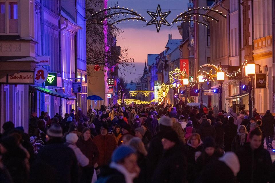 Laut Veranstalter kamen rund 10 000 Menschen in die Innenstadt.Stefan Sauer/dpa