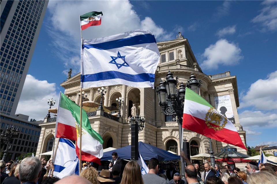 Laut Veranstalter richtete sich die Kundgebung gegen jede Form von Antisemitismus.Boris Roessler/dpa